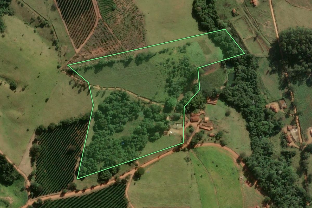 Imagem de satélite do imóvel rural em Caconde (SP), com o contorno declarado no CAR desenhado por cima.