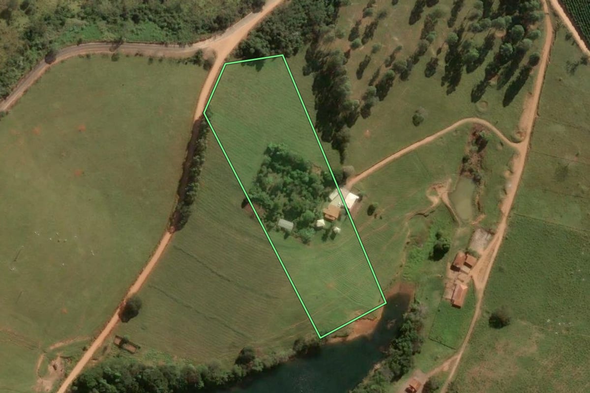 Imagem de satélite do imóvel rural em Caconde (SP), com o contorno declarado no CAR desenhado por cima.