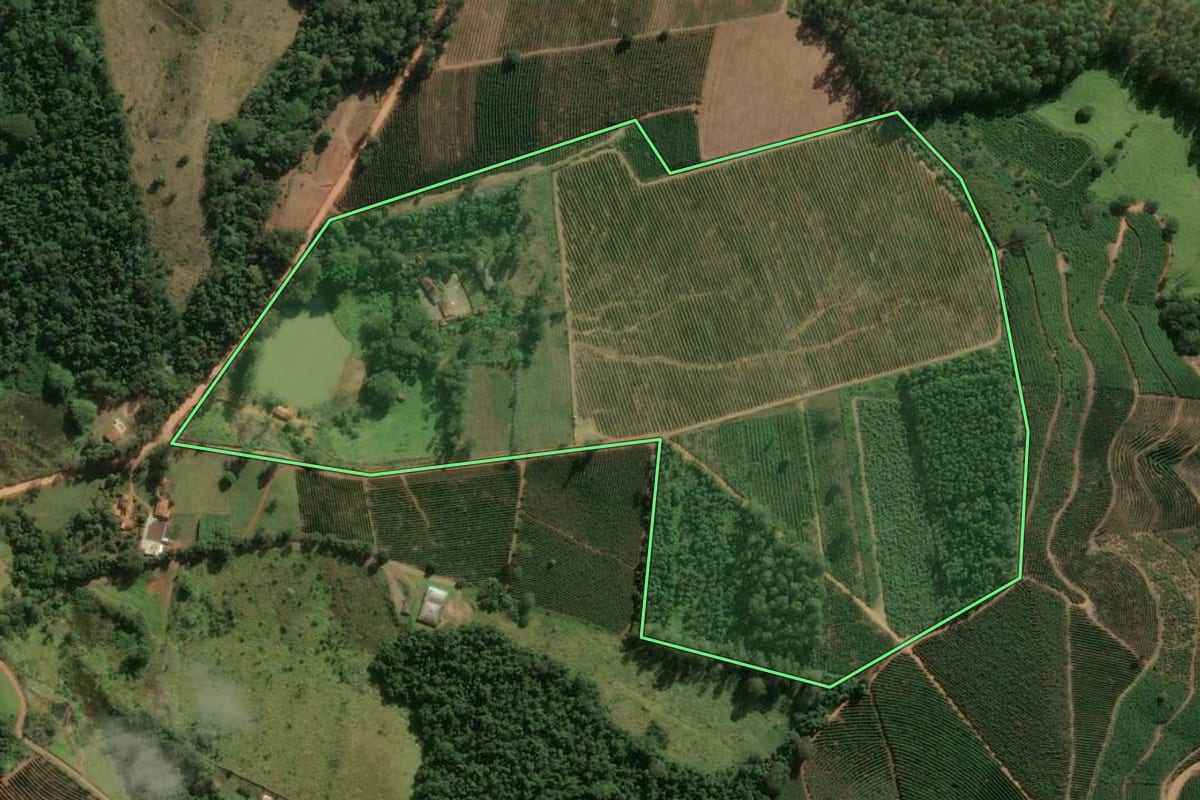 Imagem de satélite do imóvel rural em Caconde (SP), com o contorno declarado no CAR desenhado por cima.