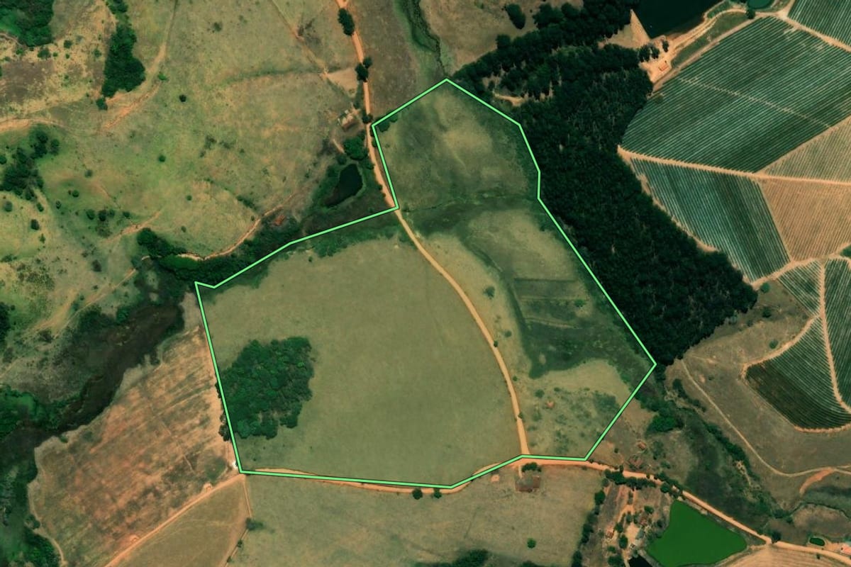 Imagem de satélite do imóvel rural em Caconde (SP), com o contorno declarado no CAR desenhado por cima.