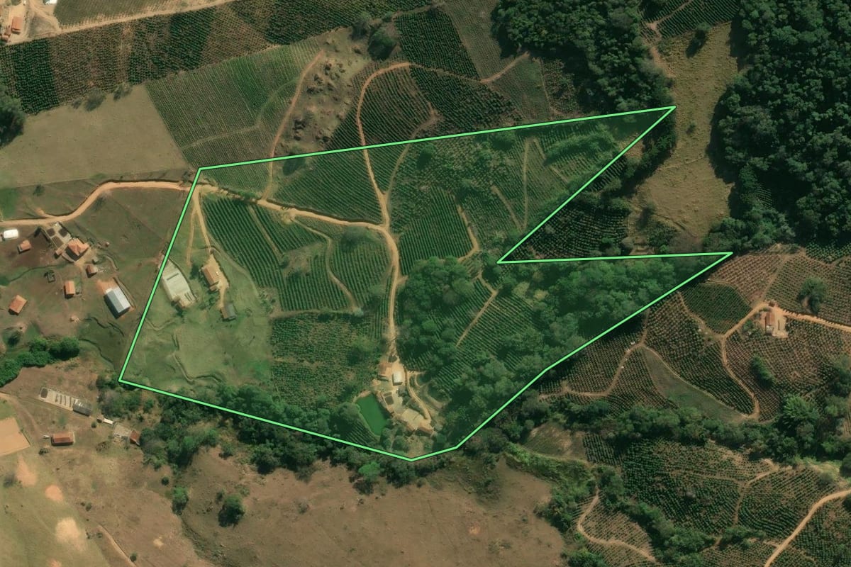 Imagem de satélite do imóvel rural em Caconde (SP), com o contorno declarado no CAR desenhado por cima.