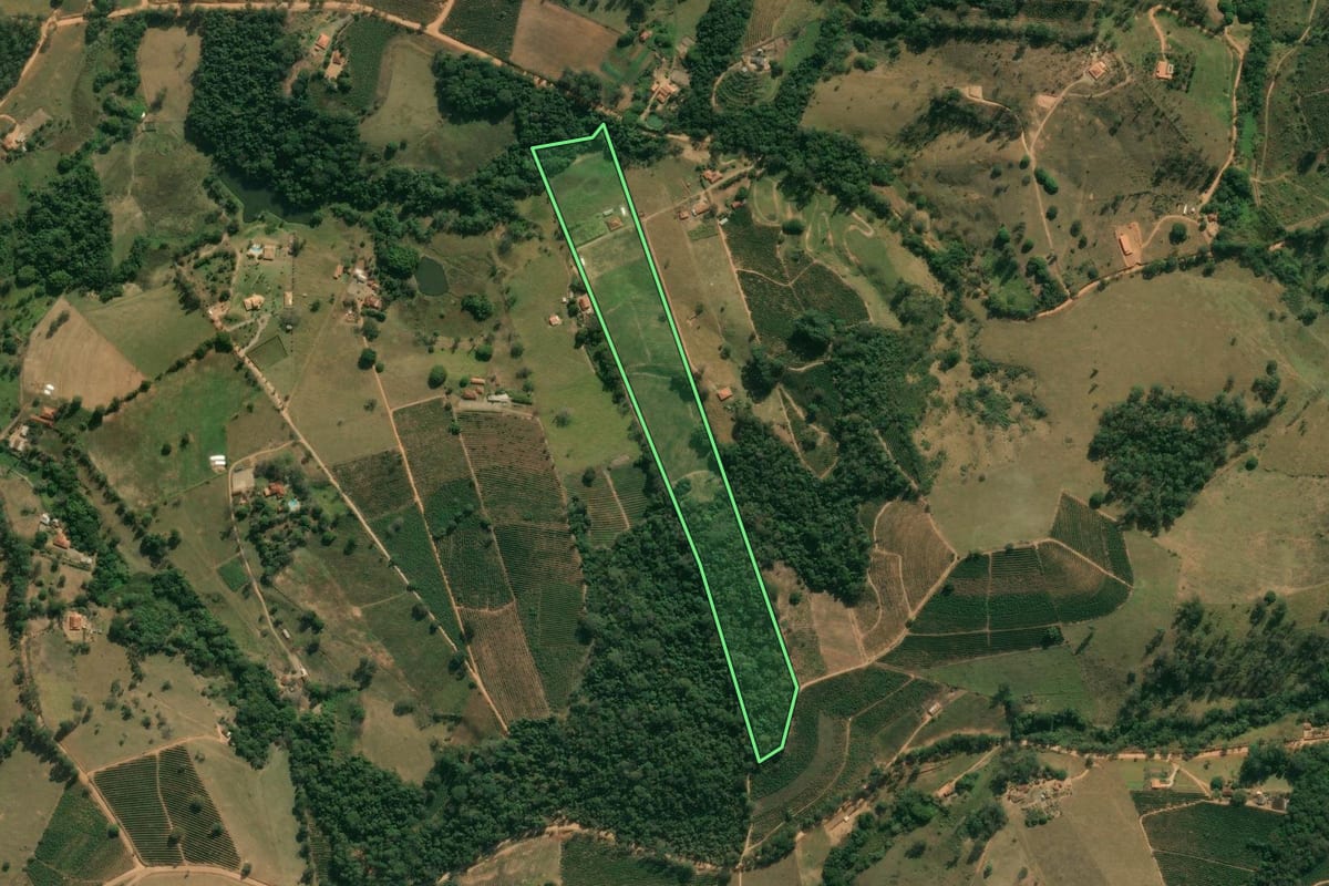 Imagem de satélite do imóvel rural em Caconde (SP), com o contorno declarado no CAR desenhado por cima.