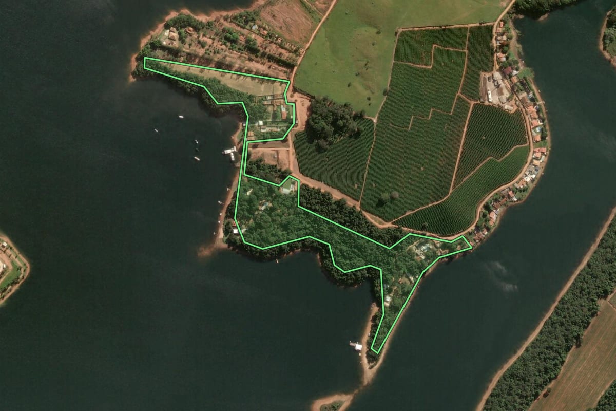 Imagem de satélite do imóvel rural em Caconde (SP), com o contorno declarado no CAR desenhado por cima.
