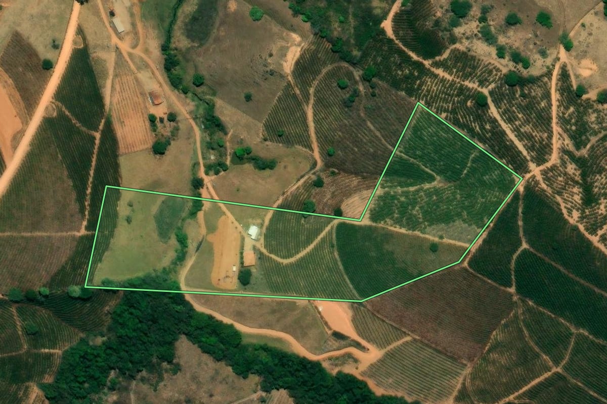 Imagem de satélite do imóvel rural em Caconde (SP), com o contorno declarado no CAR desenhado por cima.
