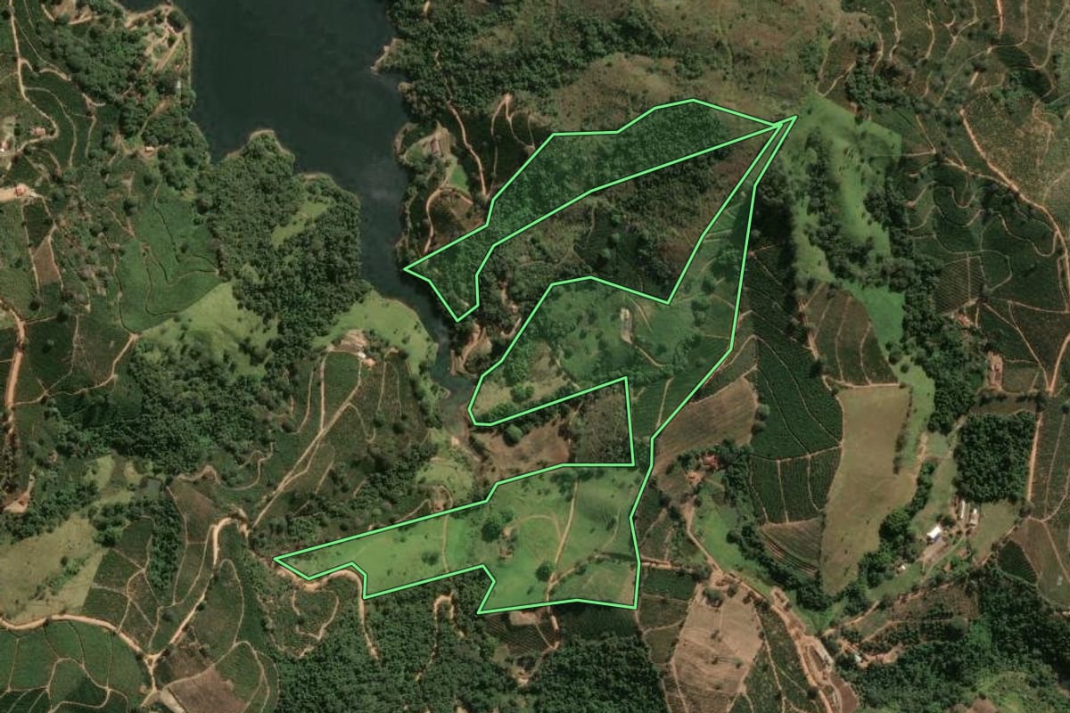 Imagem de satélite do imóvel rural em Caconde (SP), com o contorno declarado no CAR desenhado por cima.