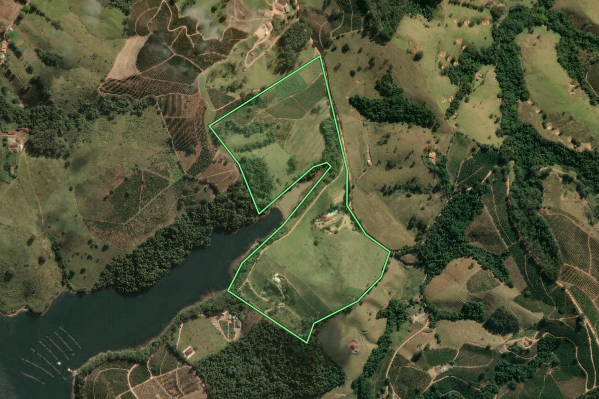 Imagem de satélite do imóvel rural em Caconde (SP), com o contorno declarado no CAR desenhado por cima.