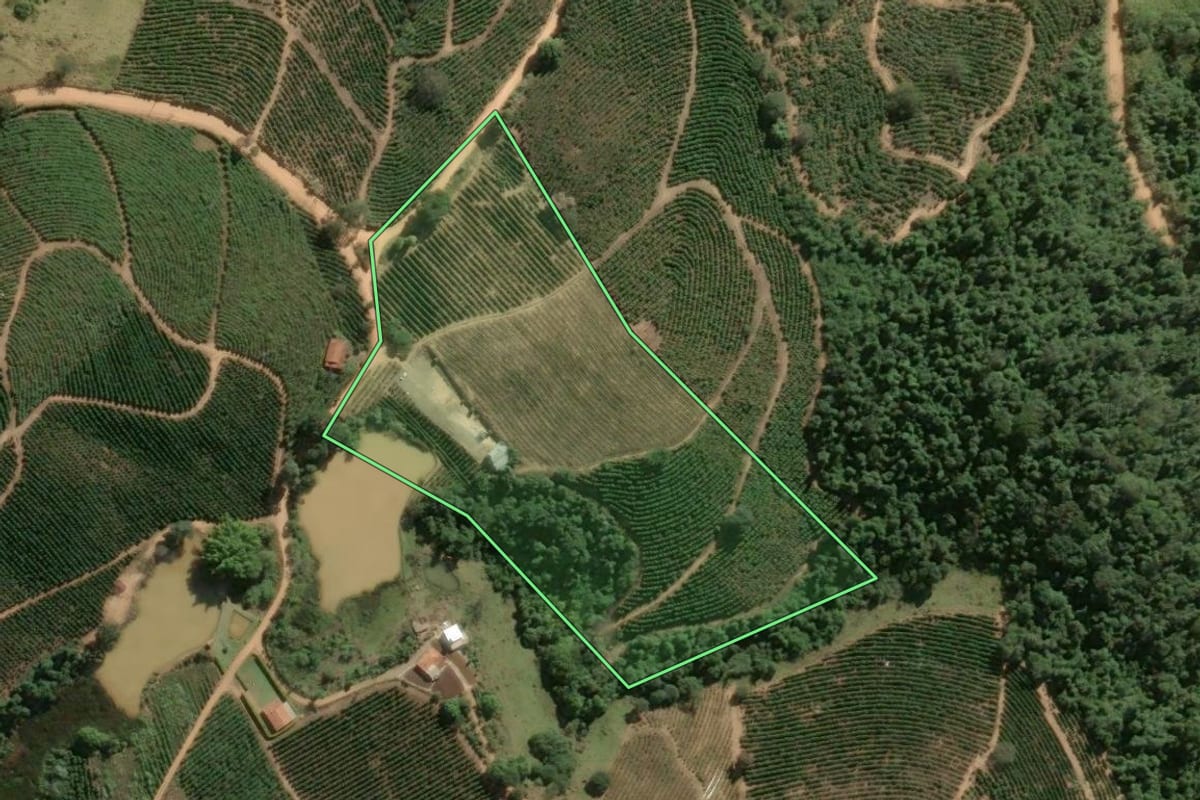 Imagem de satélite do imóvel rural em Caconde (SP), com o contorno declarado no CAR desenhado por cima.