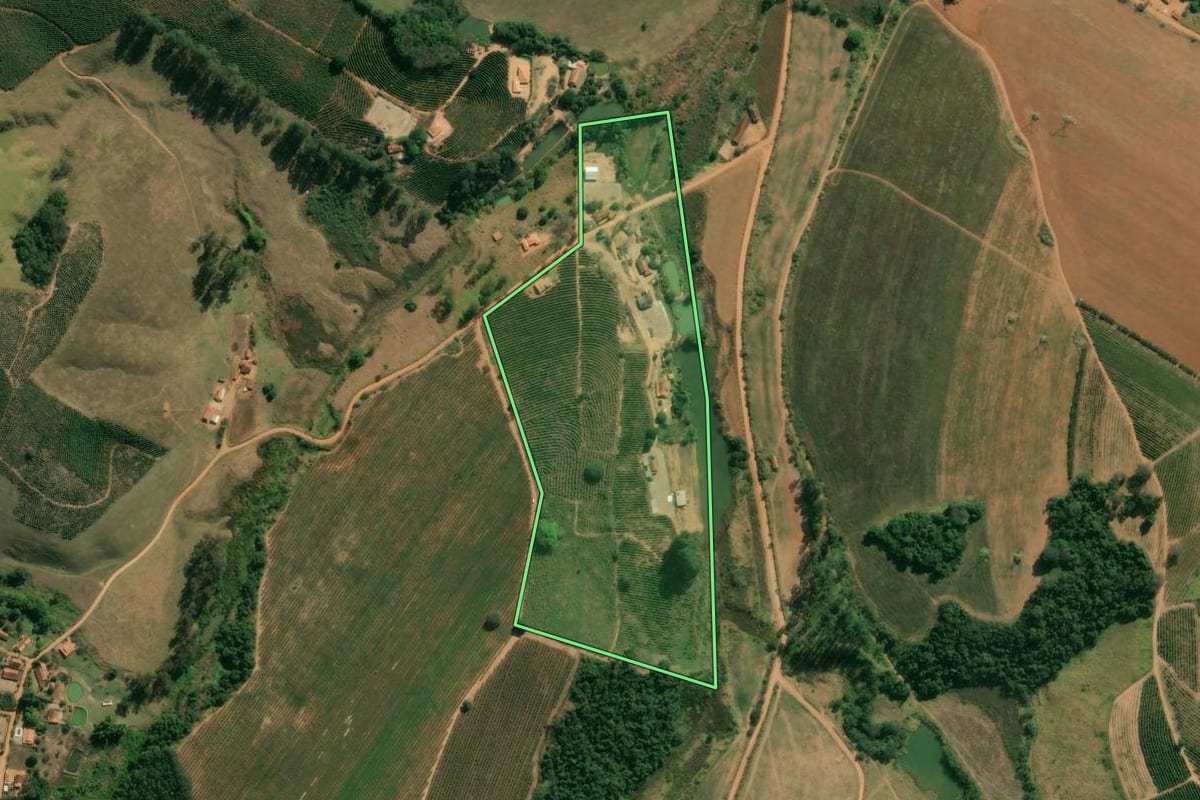 Imagem de satélite do imóvel rural em Caconde (SP), com o contorno declarado no CAR desenhado por cima.