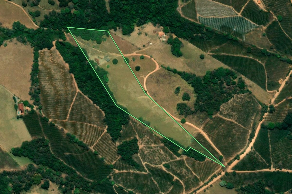 Imagem de satélite do imóvel rural em Caconde (SP), com o contorno declarado no CAR desenhado por cima.