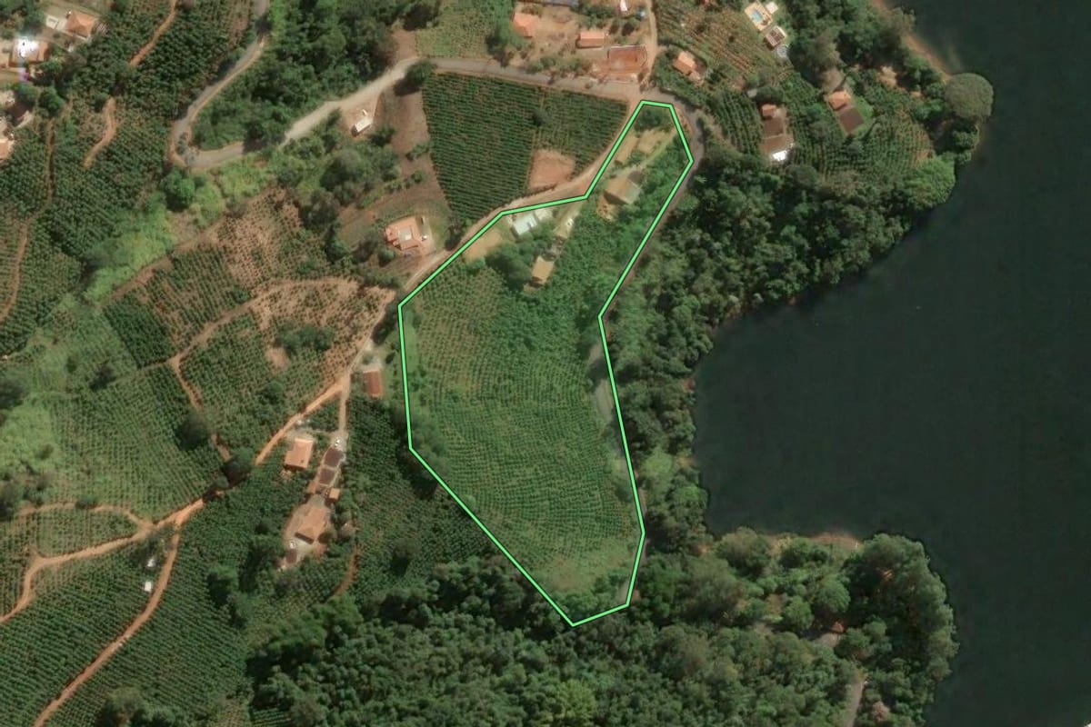 Imagem de satélite do imóvel rural em Caconde (SP), com o contorno declarado no CAR desenhado por cima.