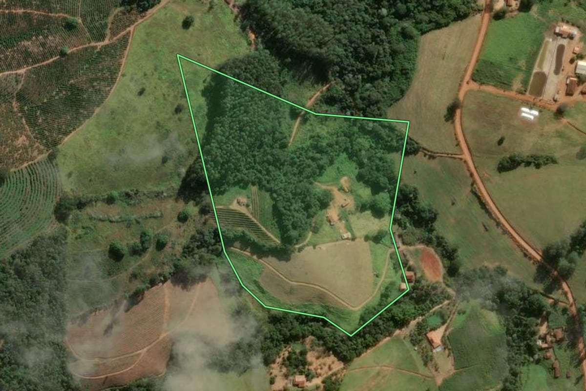 Imagem de satélite do imóvel rural em Caconde (SP), com o contorno declarado no CAR desenhado por cima.