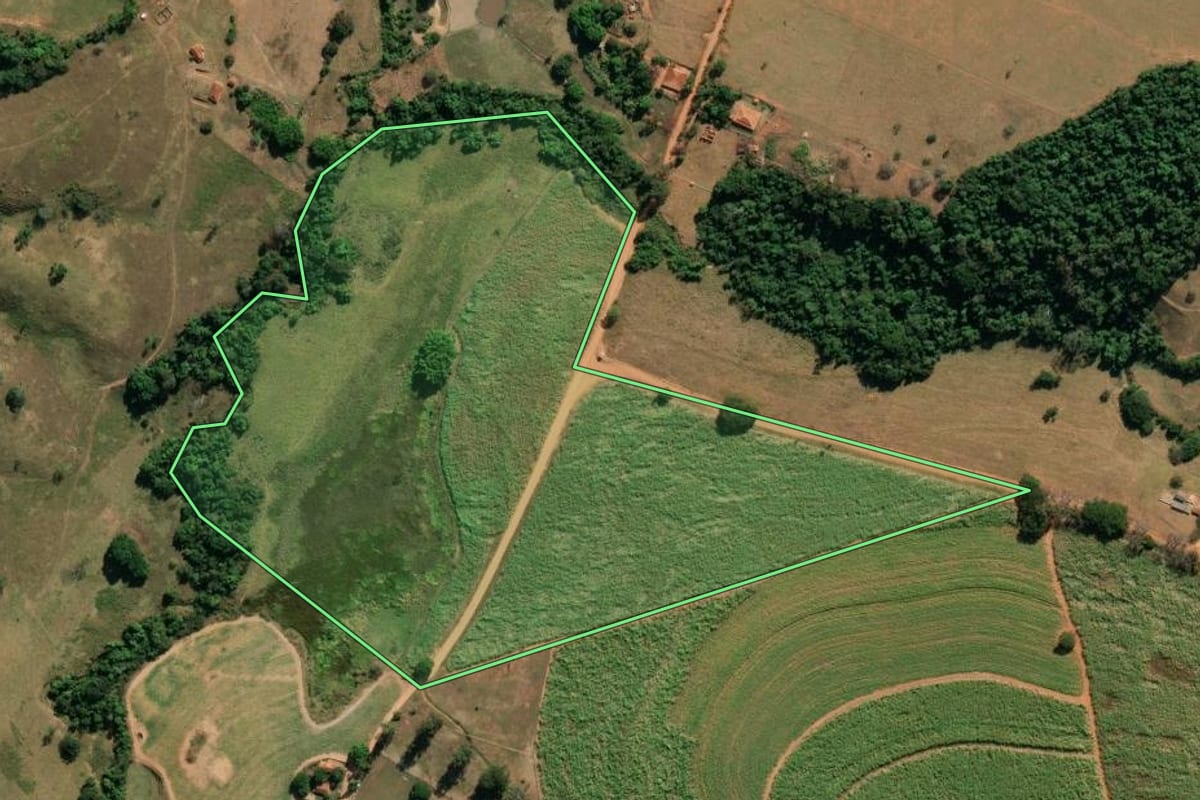 Imagem de satélite do imóvel rural em Caconde (SP), com o contorno declarado no CAR desenhado por cima.