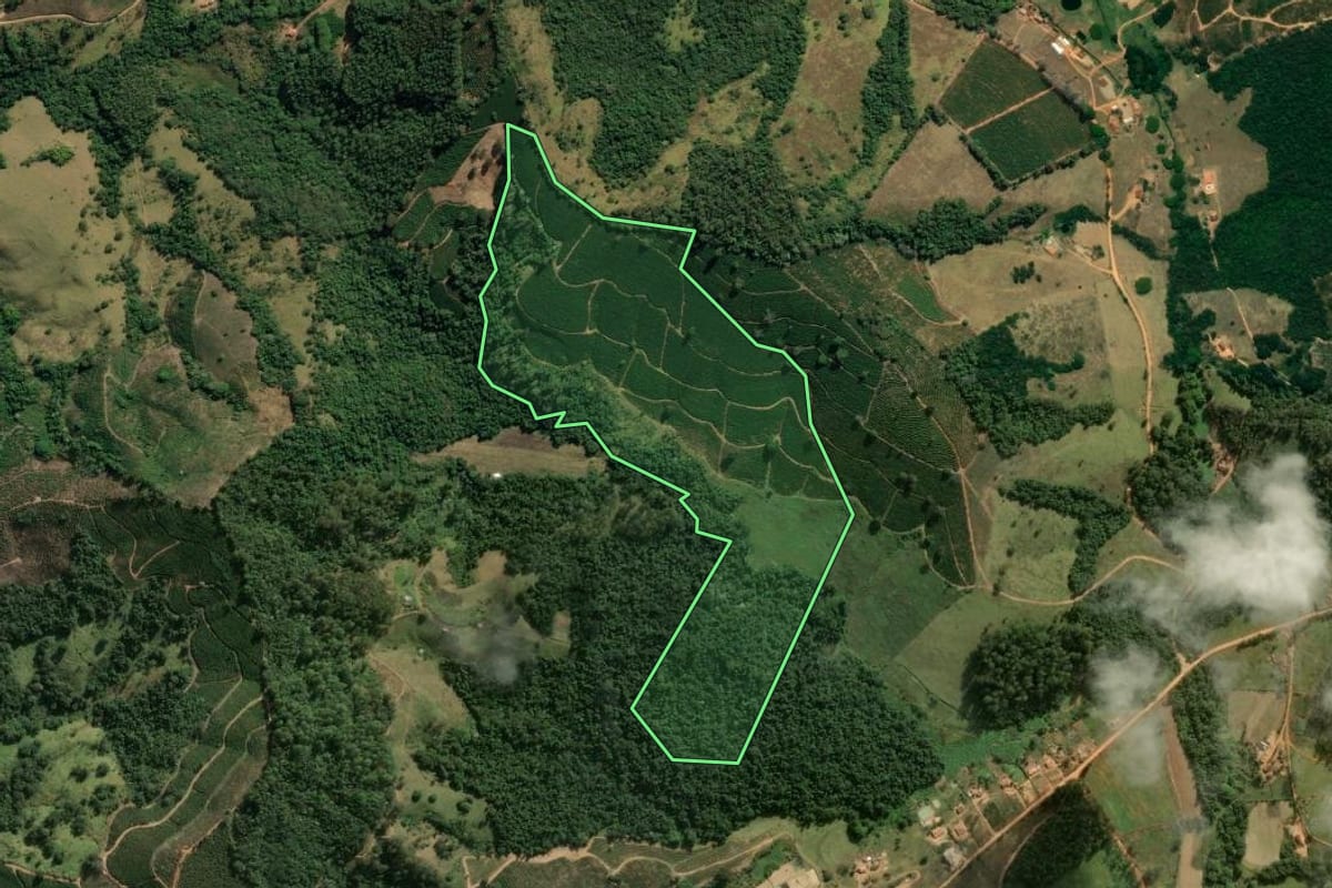 Imagem de satélite do imóvel rural em Caconde (SP), com o contorno declarado no CAR desenhado por cima.