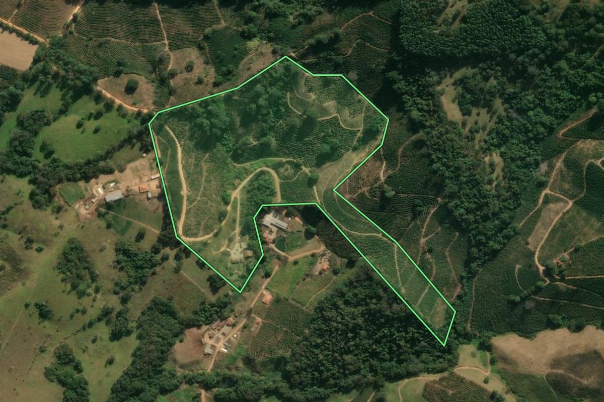 Imagem de satélite do imóvel rural em Caconde (SP), com o contorno declarado no CAR desenhado por cima.