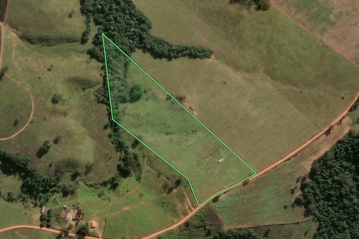 Imagem de satélite do imóvel rural em Caconde (SP), com o contorno declarado no CAR desenhado por cima.