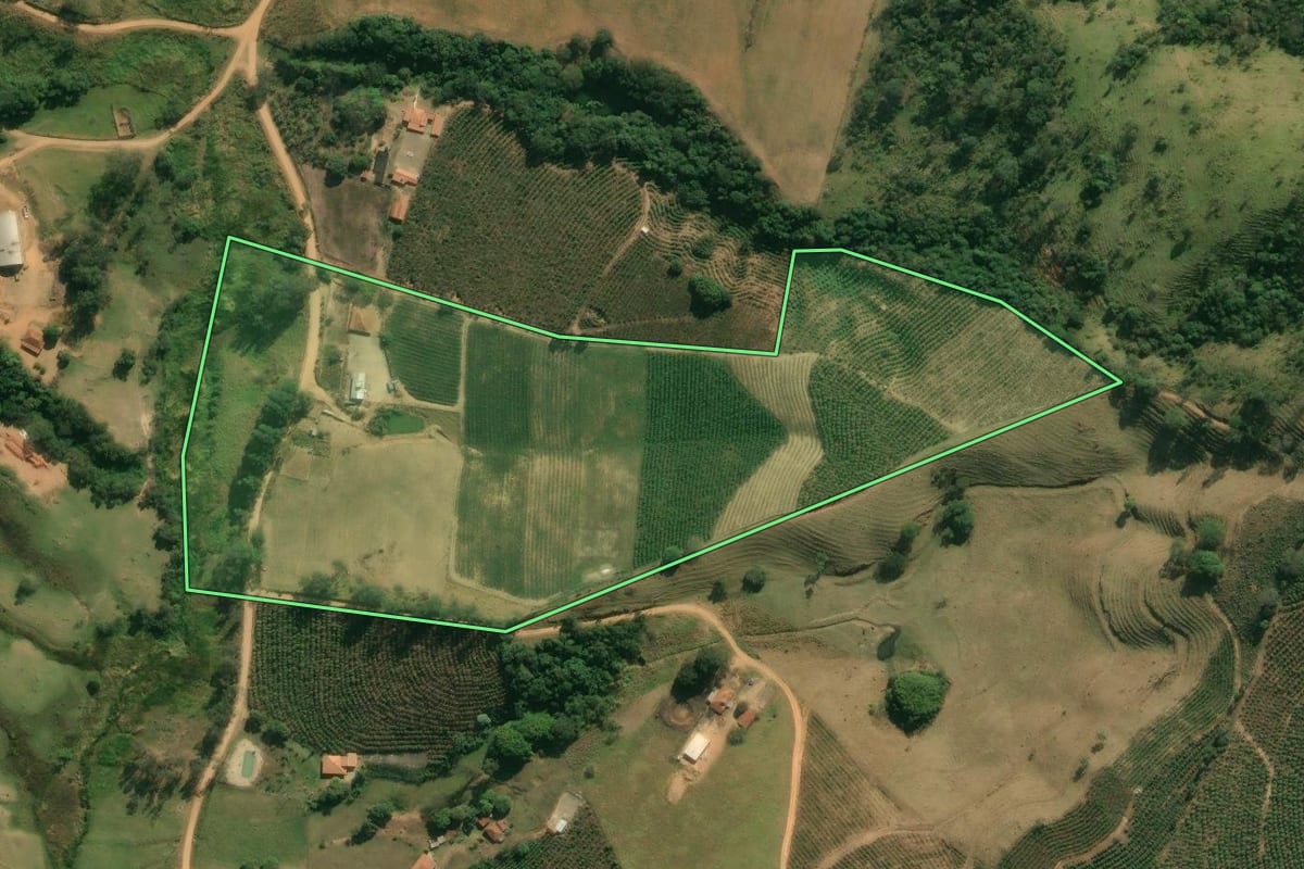 Imagem de satélite do imóvel rural em Caconde (SP), com o contorno declarado no CAR desenhado por cima.