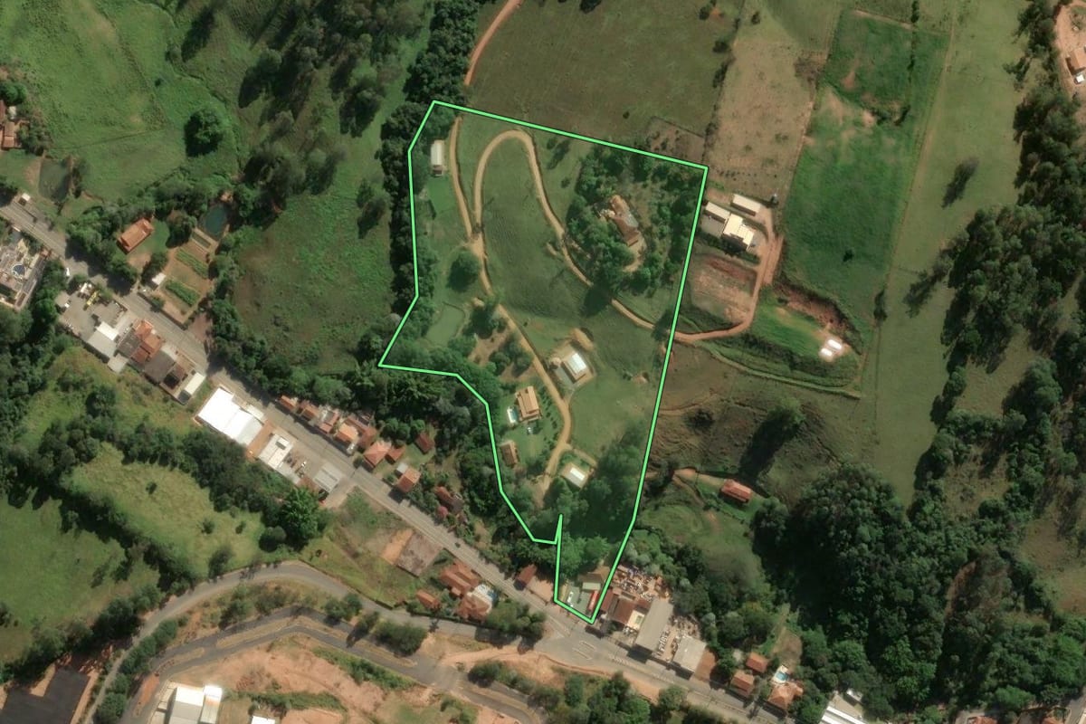 Imagem de satélite do imóvel rural em Caconde (SP), com o contorno declarado no CAR desenhado por cima.