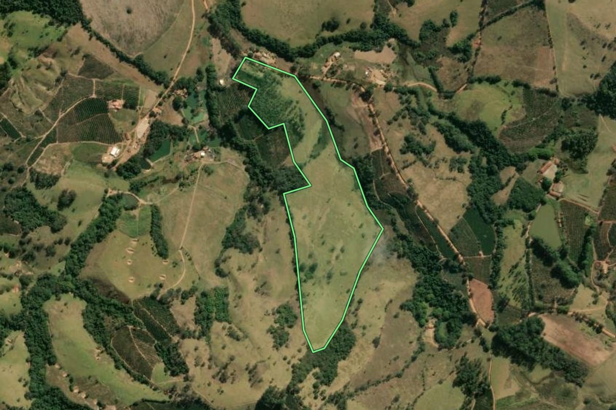 Imagem de satélite do imóvel rural em Caconde (SP), com o contorno declarado no CAR desenhado por cima.