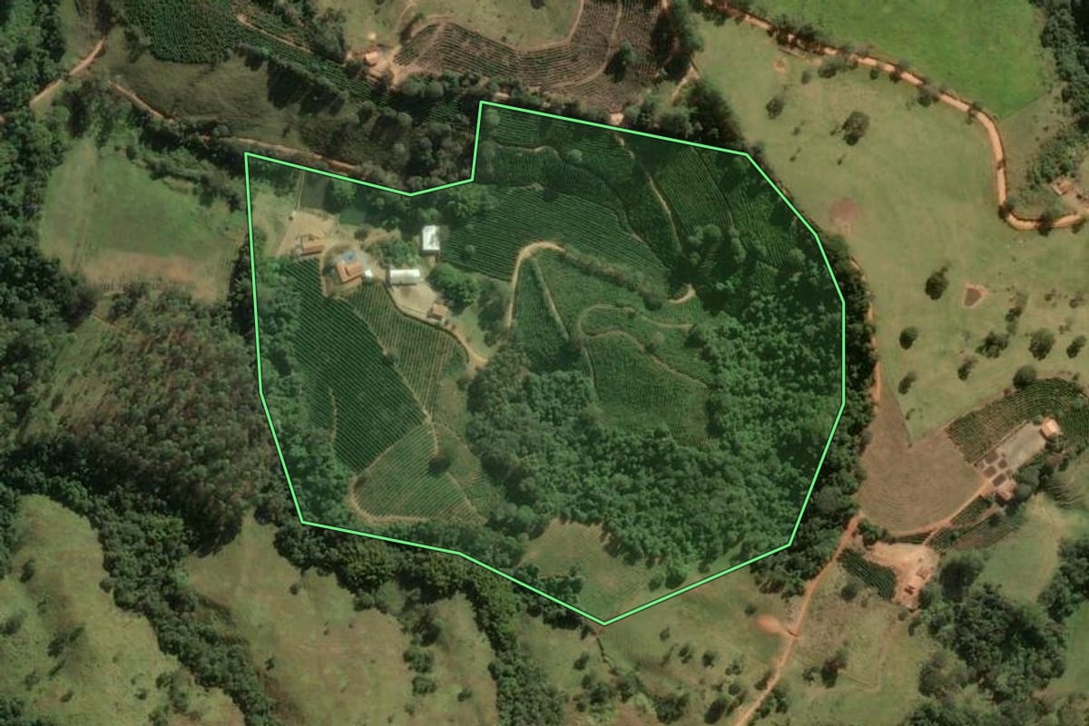 Imagem de satélite do imóvel rural em Caconde (SP), com o contorno declarado no CAR desenhado por cima.