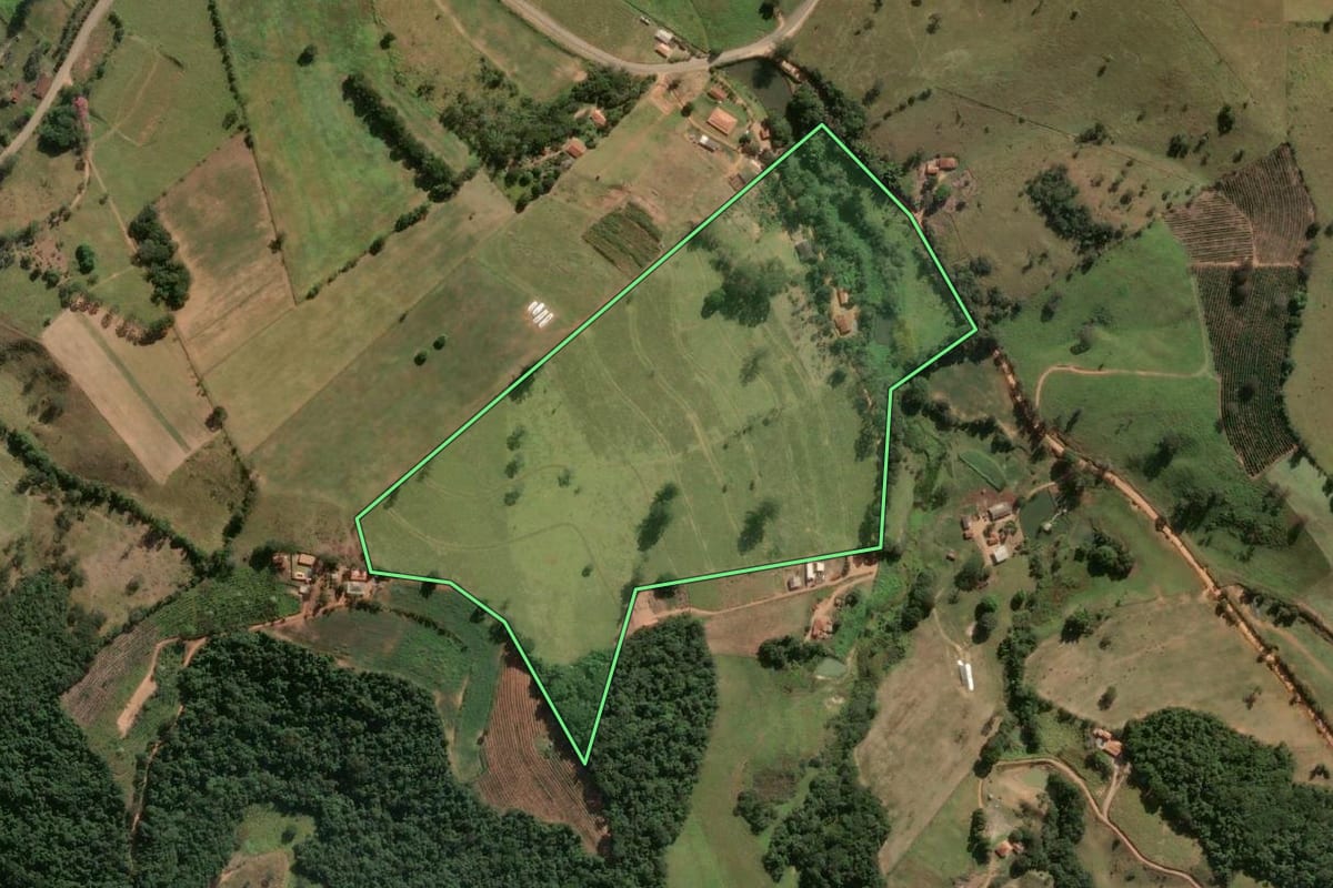 Imagem de satélite do imóvel rural em Caconde (SP), com o contorno declarado no CAR desenhado por cima.