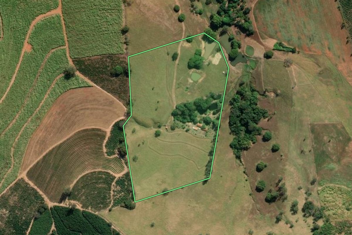 Imagem de satélite do imóvel rural em Caconde (SP), com o contorno declarado no CAR desenhado por cima.