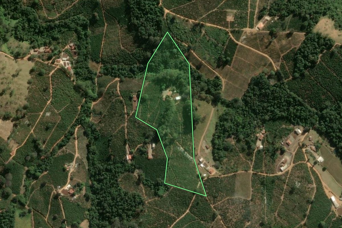 Imagem de satélite do imóvel rural em Caconde (SP), com o contorno declarado no CAR desenhado por cima.