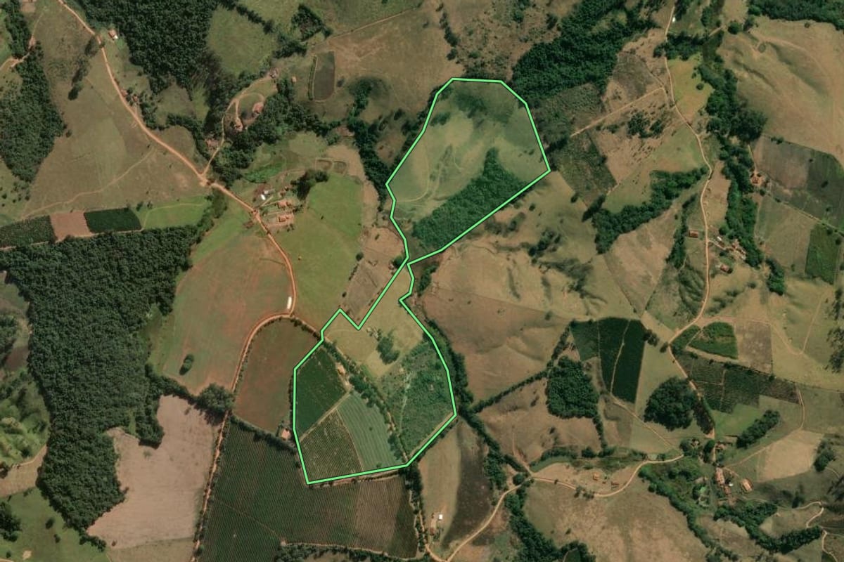 Imagem de satélite do imóvel rural em Caconde (SP), com o contorno declarado no CAR desenhado por cima.