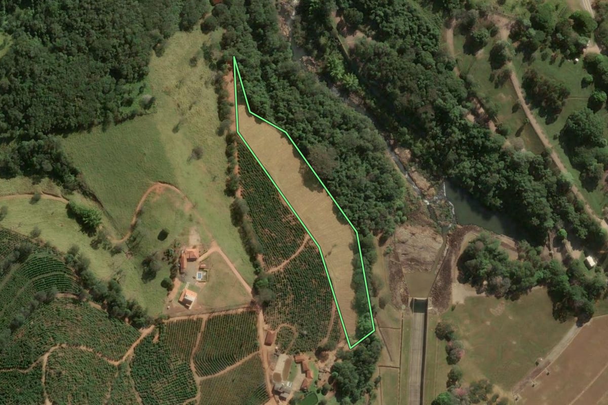Imagem de satélite do imóvel rural em Caconde (SP), com o contorno declarado no CAR desenhado por cima.