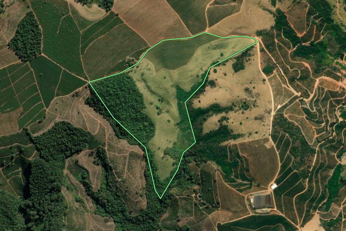 Imagem de satélite do imóvel rural em Caconde (SP), com o contorno declarado no CAR desenhado por cima.