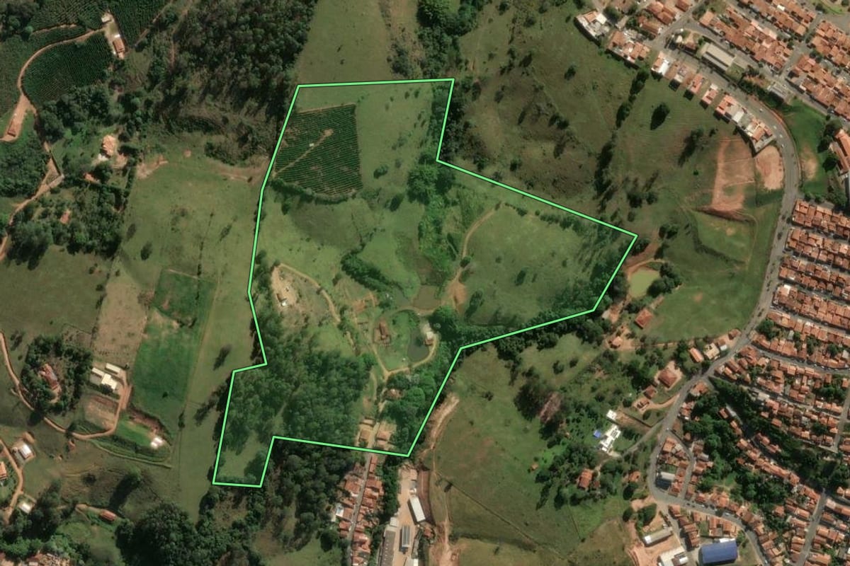 Imagem de satélite do imóvel rural em Caconde (SP), com o contorno declarado no CAR desenhado por cima.