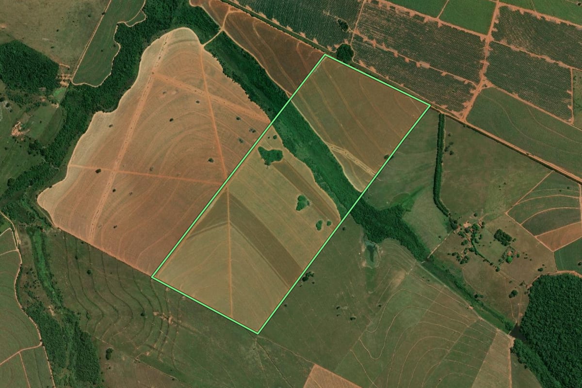Imagem de satélite do imóvel rural em Cafelândia (SP), com o contorno declarado no CAR desenhado por cima.