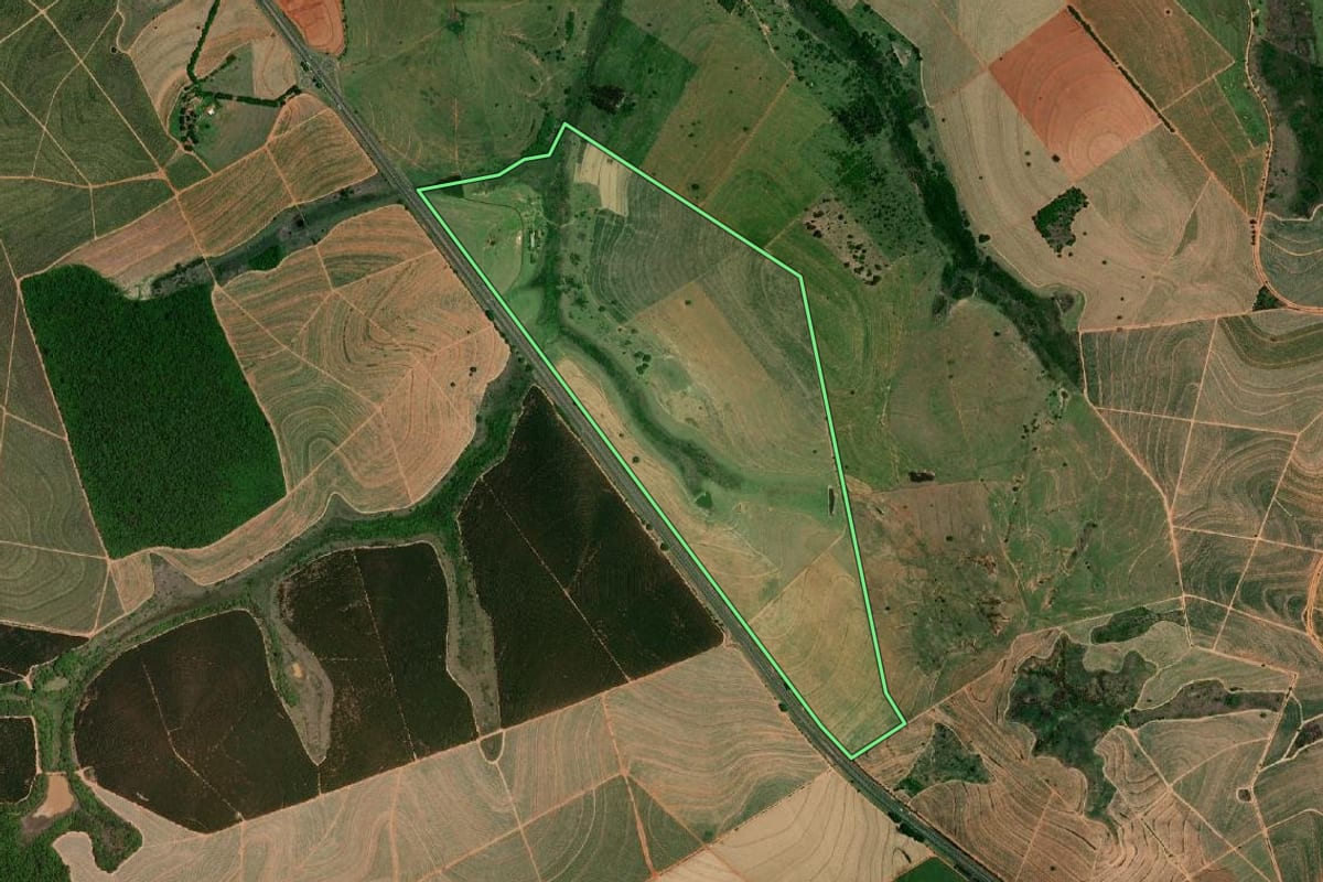 Imagem de satélite do imóvel rural em Cafelândia (SP), com o contorno declarado no CAR desenhado por cima.