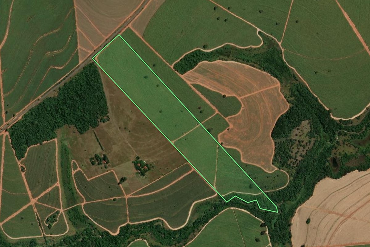 Imagem de satélite do imóvel rural em Cafelândia (SP), com o contorno declarado no CAR desenhado por cima.