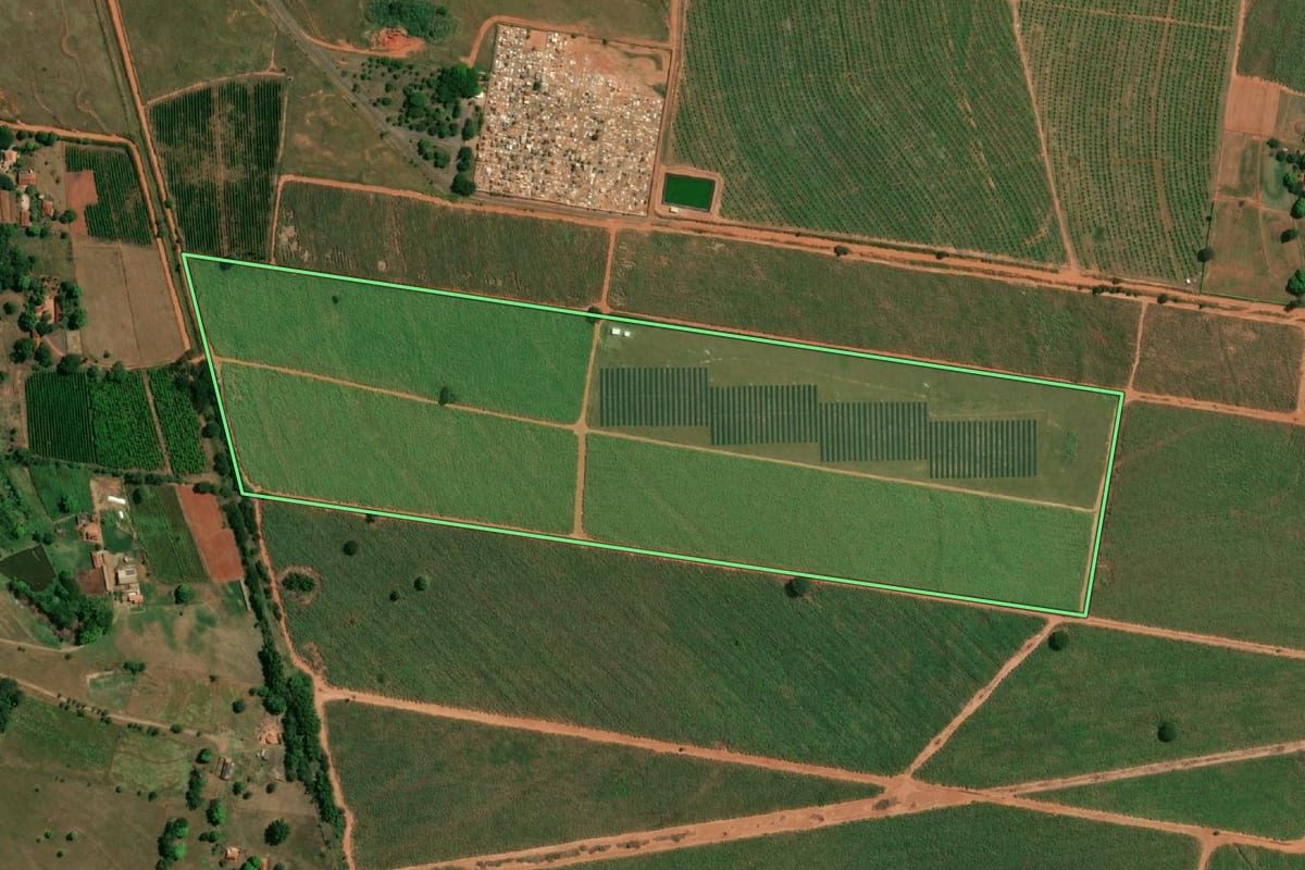 Imagem de satélite do imóvel rural em Cafelândia (SP), com o contorno declarado no CAR desenhado por cima.