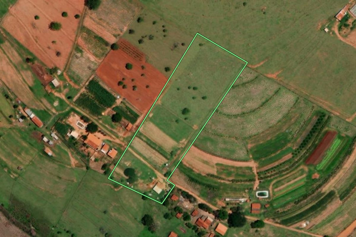 Imagem de satélite do imóvel rural em Cafelândia (SP), com o contorno declarado no CAR desenhado por cima.