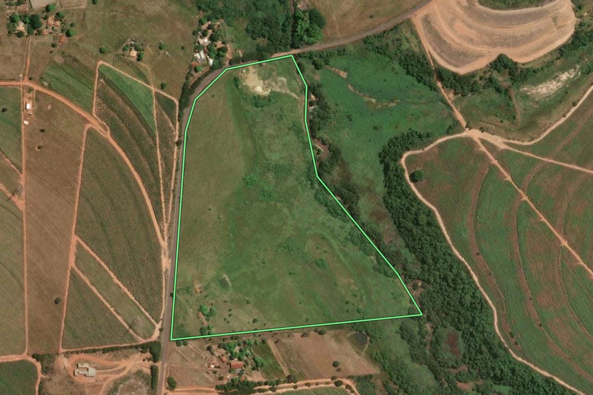 Imagem de satélite do imóvel rural em Cafelândia (SP), com o contorno declarado no CAR desenhado por cima.