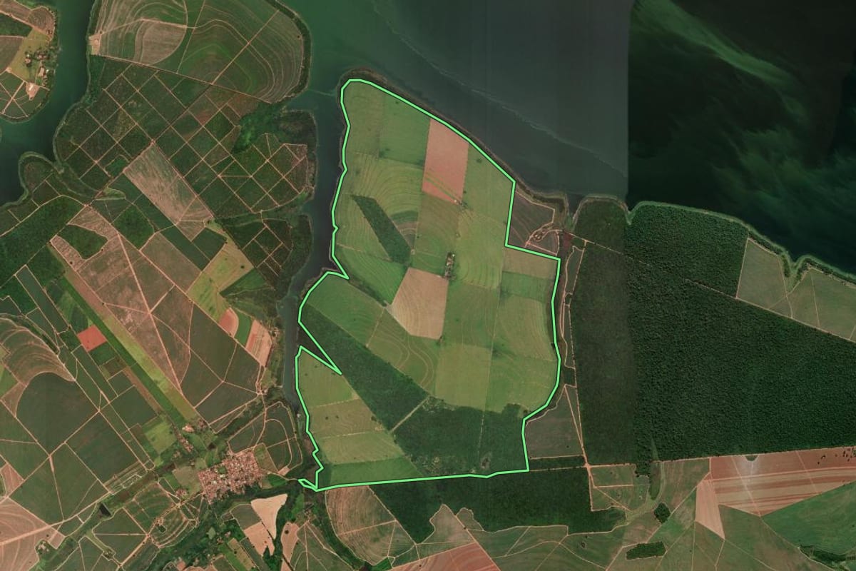 Imagem de satélite do imóvel rural em Cafelândia (SP), com o contorno declarado no CAR desenhado por cima.