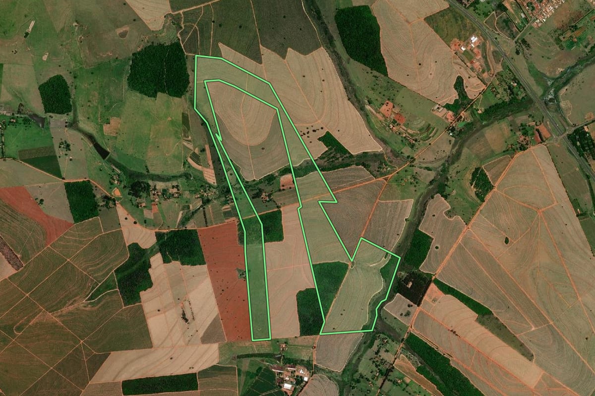 Imagem de satélite do imóvel rural em Cafelândia (SP), com o contorno declarado no CAR desenhado por cima.