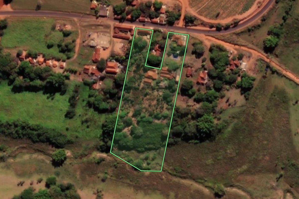 Imagem de satélite do imóvel rural em Cafelândia (SP), com o contorno declarado no CAR desenhado por cima.