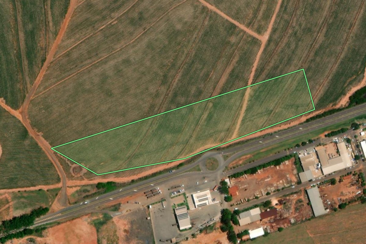 Imagem de satélite do imóvel rural em Cafelândia (SP), com o contorno declarado no CAR desenhado por cima.