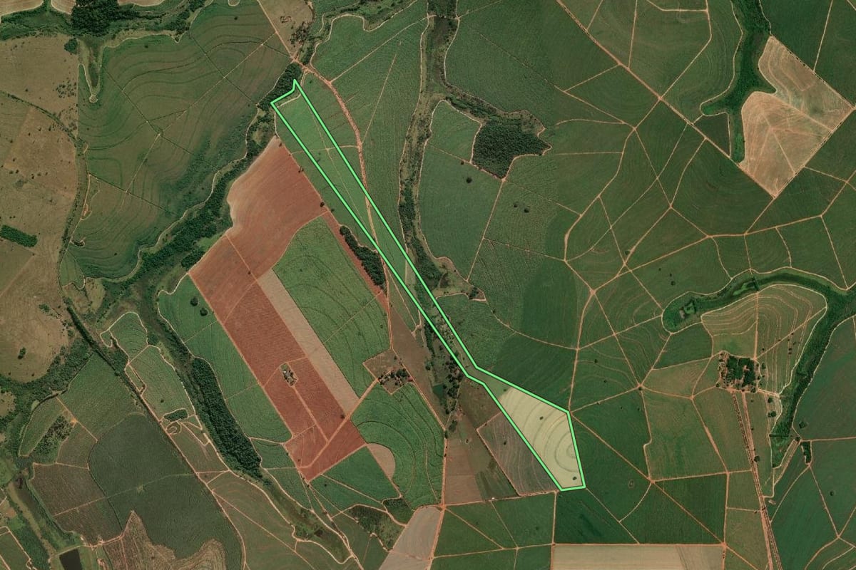 Imagem de satélite do imóvel rural em Cafelândia (SP), com o contorno declarado no CAR desenhado por cima.