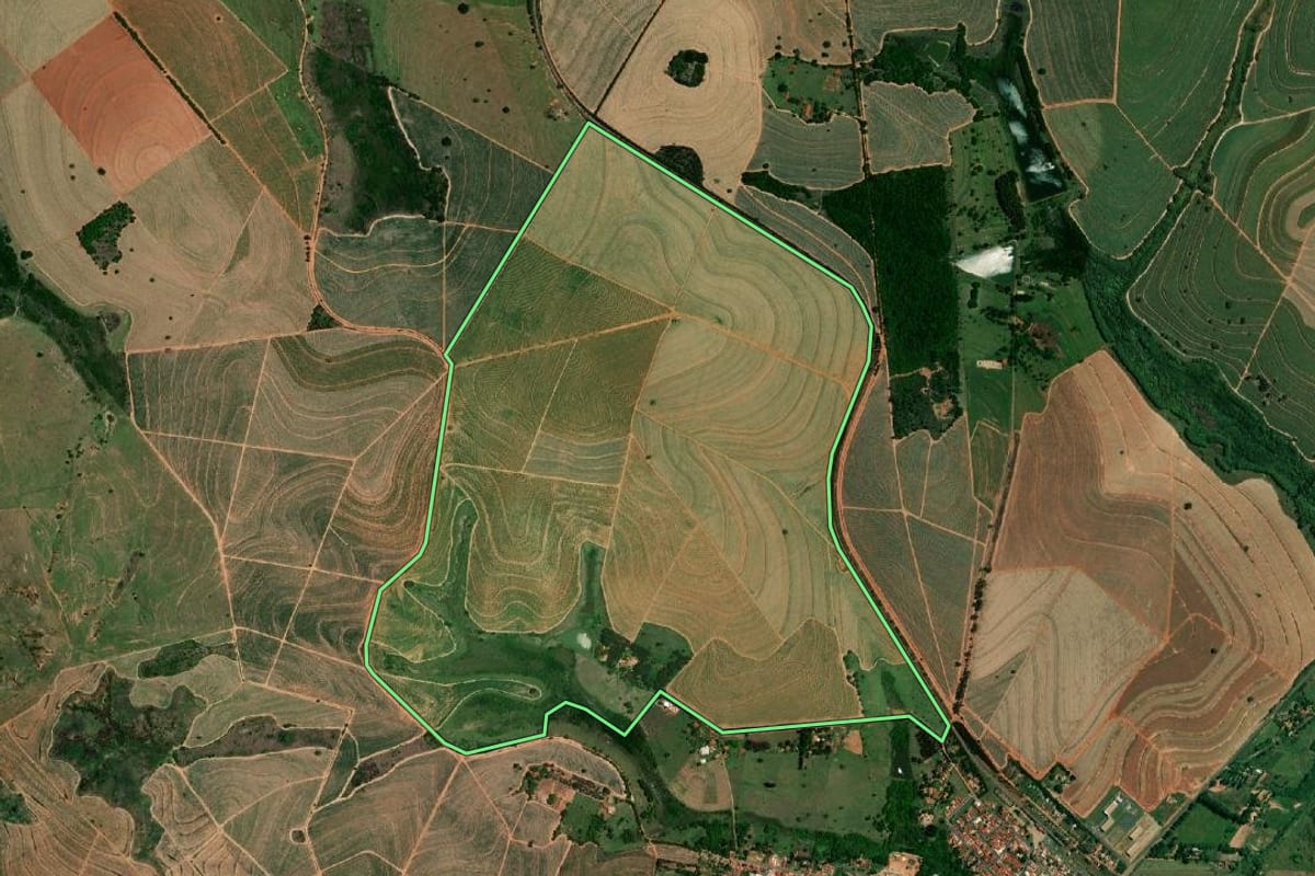 Imagem de satélite do imóvel rural em Cafelândia (SP), com o contorno declarado no CAR desenhado por cima.