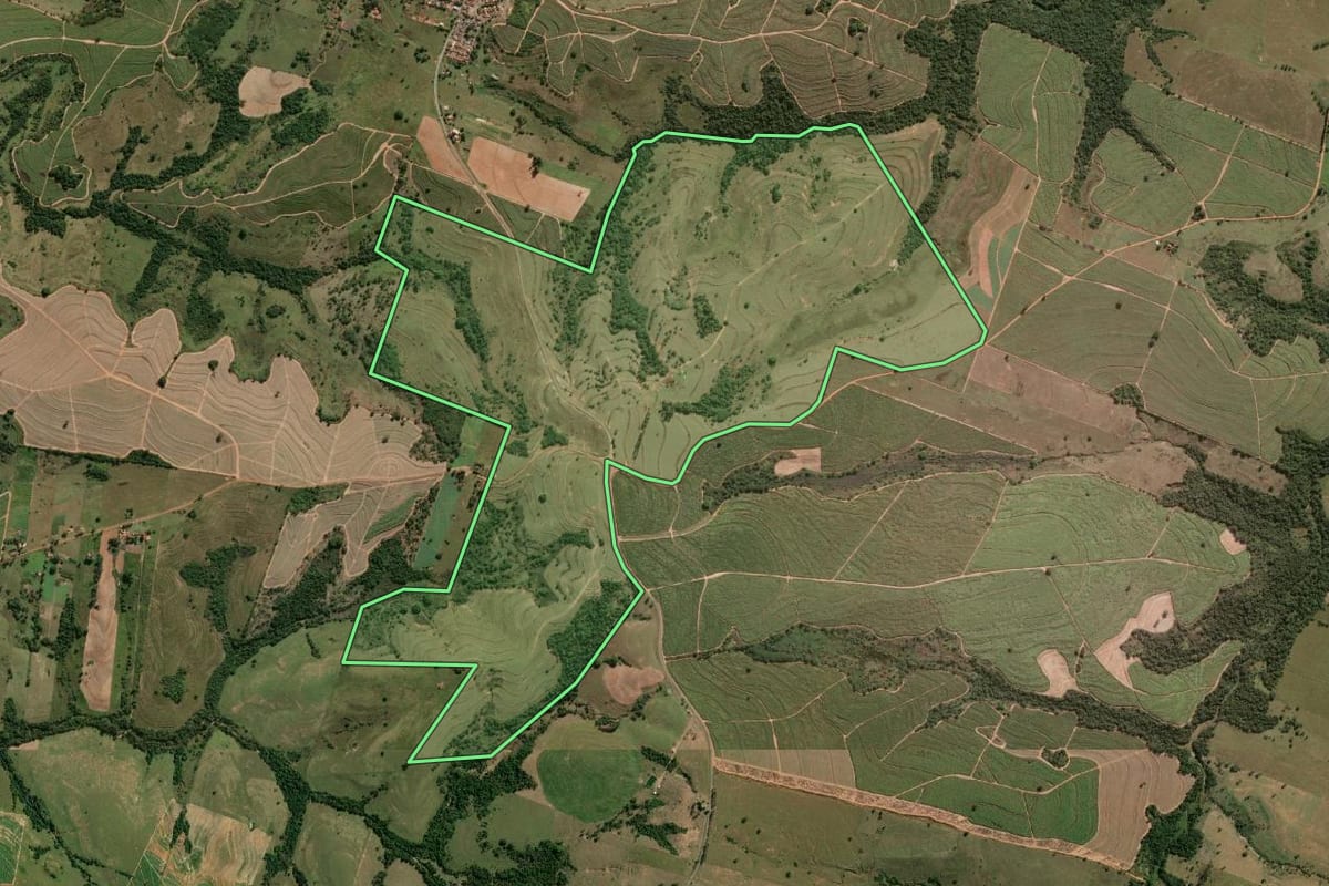 Imagem de satélite do imóvel rural em Caiabu (SP), com o contorno declarado no CAR desenhado por cima.