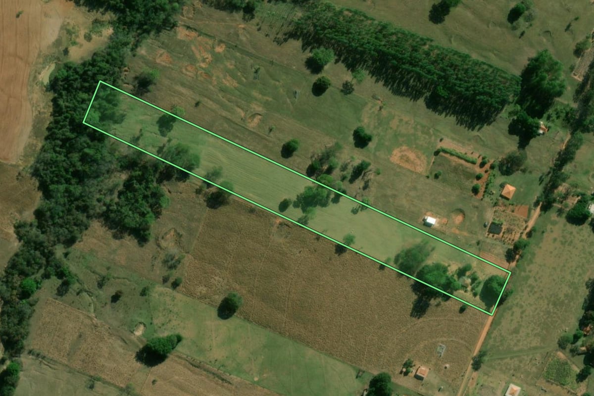 Imagem de satélite do imóvel rural em Caiabu (SP), com o contorno declarado no CAR desenhado por cima.