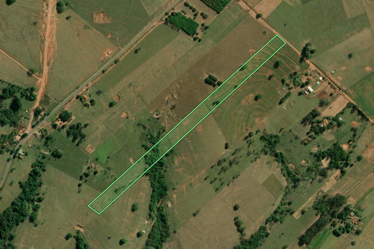 Imagem de satélite do imóvel rural em Caiabu (SP), com o contorno declarado no CAR desenhado por cima.