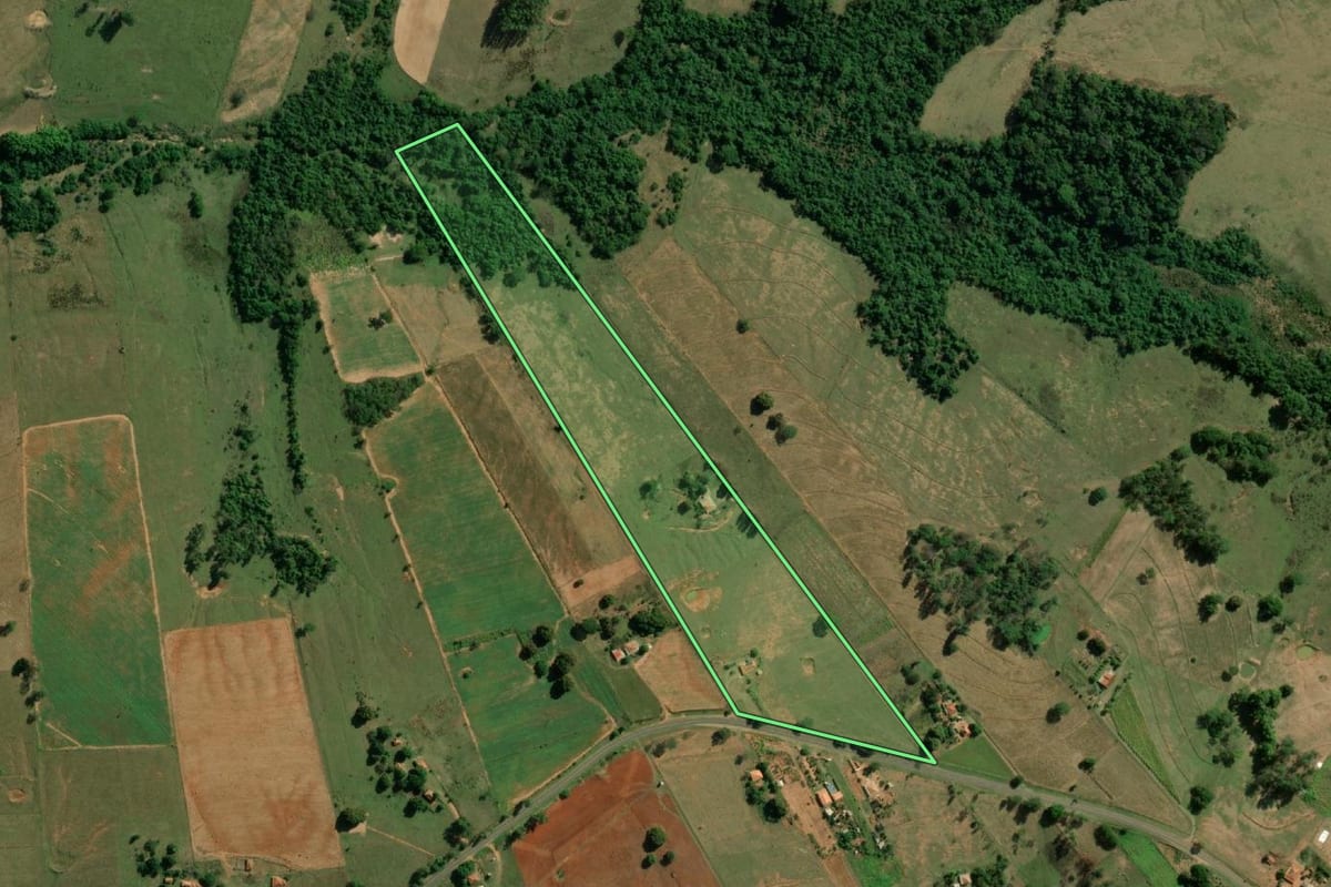 Imagem de satélite do imóvel rural em Caiabu (SP), com o contorno declarado no CAR desenhado por cima.