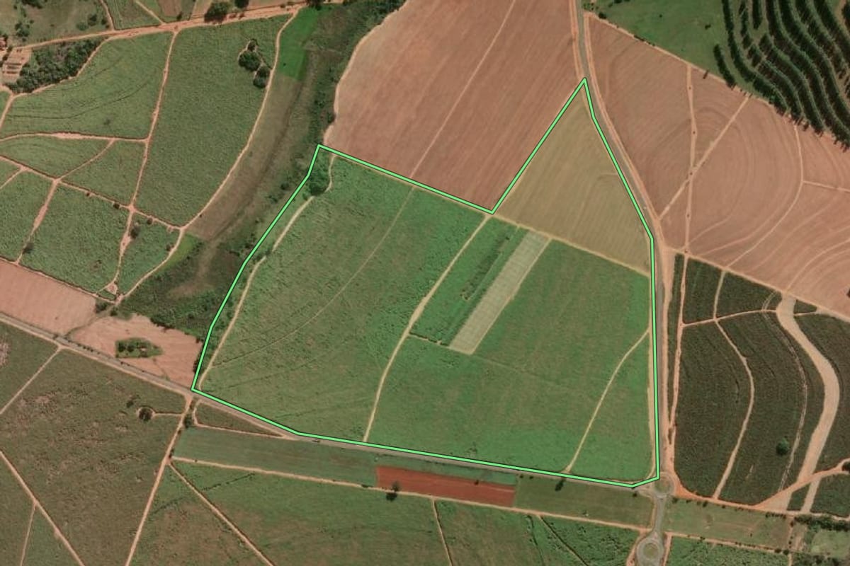 Imagem de satélite do imóvel rural em Caiabu (SP), com o contorno declarado no CAR desenhado por cima.