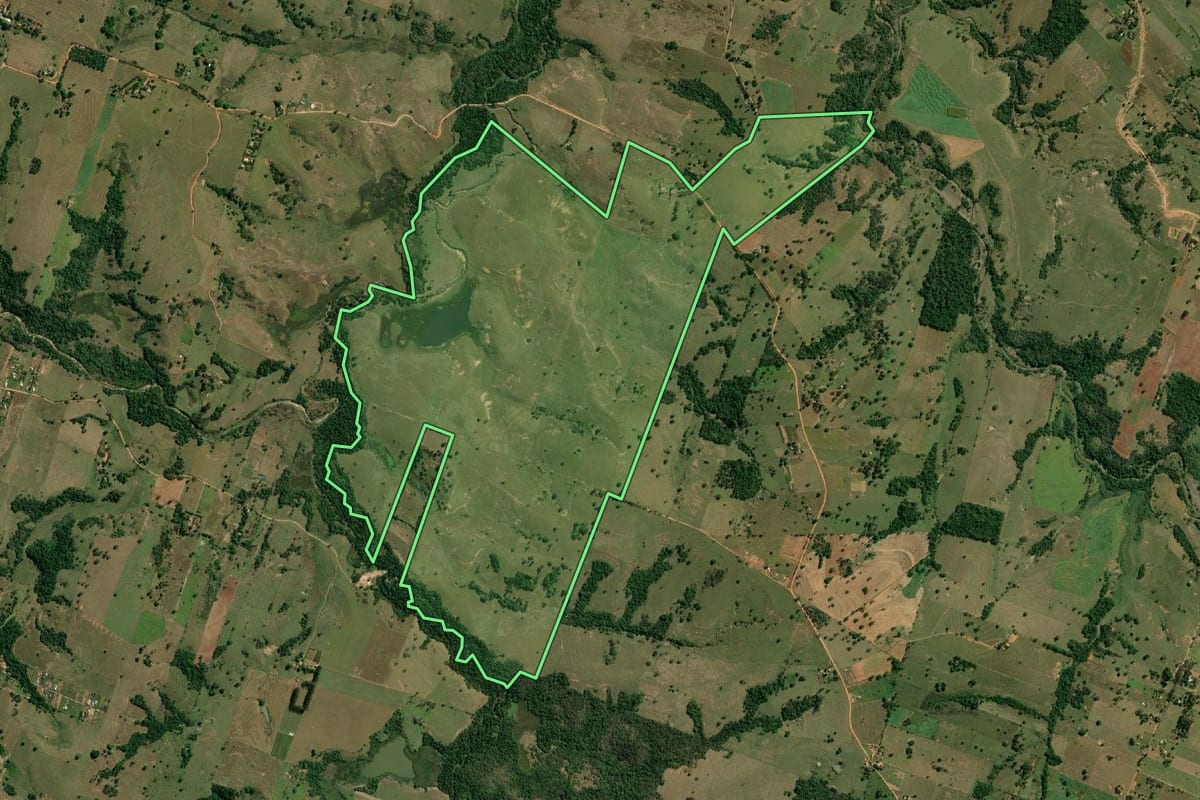 Imagem de satélite do imóvel rural em Caiabu (SP), com o contorno declarado no CAR desenhado por cima.