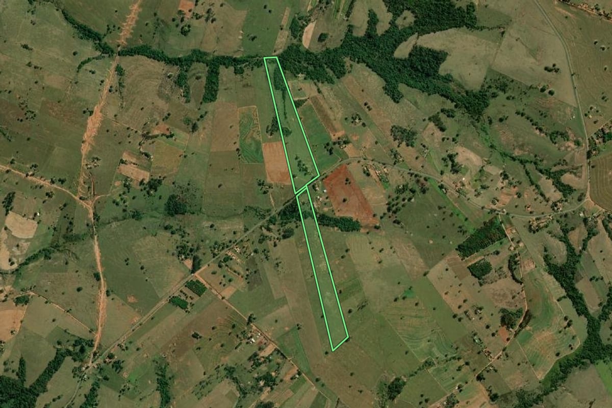 Imagem de satélite do imóvel rural em Caiabu (SP), com o contorno declarado no CAR desenhado por cima.