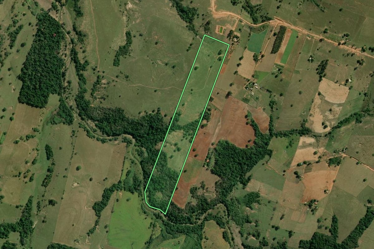 Imagem de satélite do imóvel rural em Caiabu (SP), com o contorno declarado no CAR desenhado por cima.